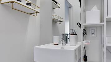 Een douche, een haardroger, handdoeken