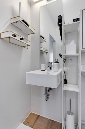 Dusj, hårføner og håndklær