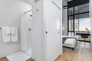 2 bedrooms, desk, WiFi, bed sheets