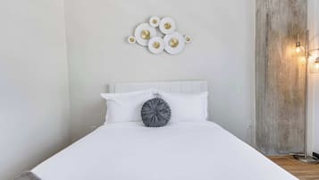 2 bedrooms, desk, WiFi, bed sheets
