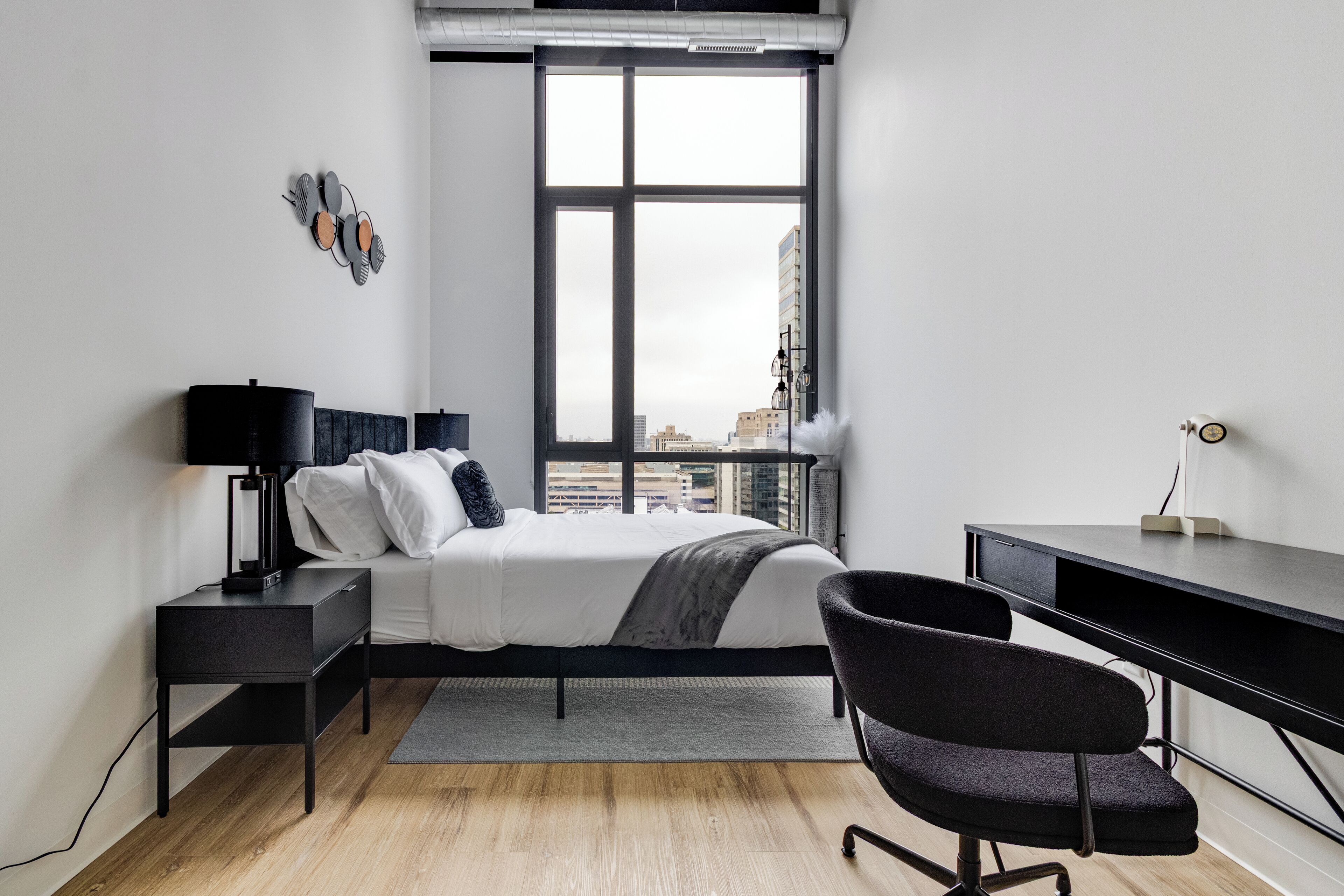 2 bedrooms, desk, WiFi, bed sheets