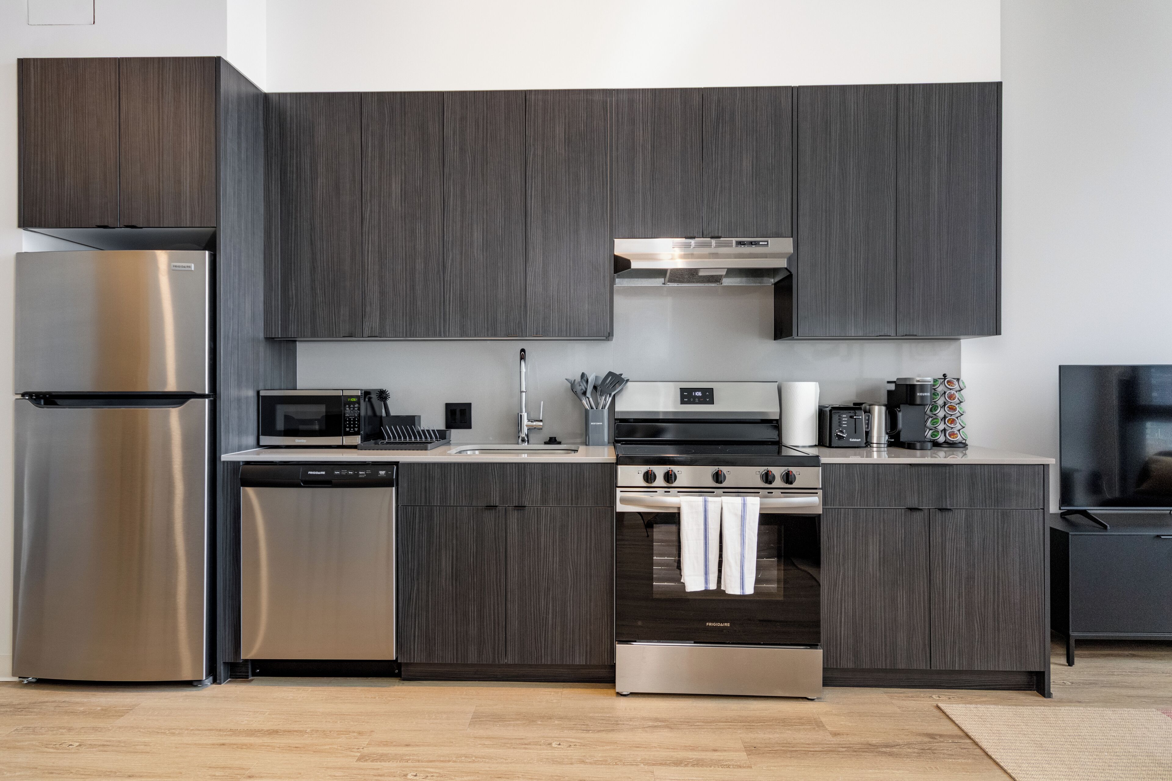 Een koelkast, een magnetron, een oven, een kookplaat