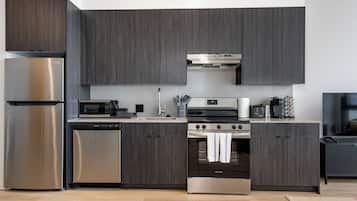 Een koelkast, een magnetron, een oven, een kookplaat