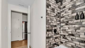 Bruser, hårtørrer, håndklæder