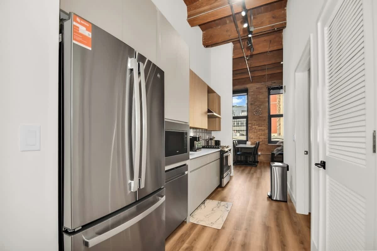 Kjøleskap, mikrobølgeovn, ovn og kokeplater