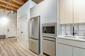 冰箱、微波炉、烤箱、炉灶