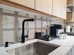 Een koelkast, een microgolfoven, een oven, een kookplaat