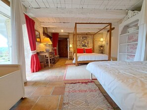 Escrivaninha, ferros/tábuas de passar roupa, berço de viagem