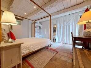 Escritorio, tabla de planchar con plancha, cuna de viaje y wifi gratis 