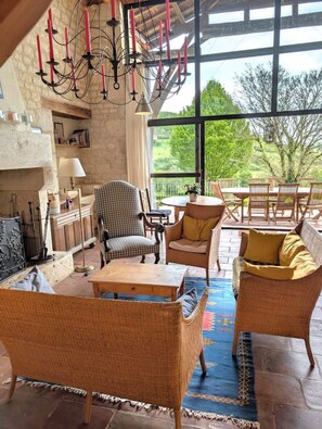 TV, fireplace, ping pong, books