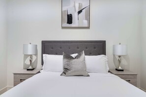 2 bedrooms, iron/ironing board, WiFi, bed sheets - River North Rooftop With In and Out Parking 6 (Chicago)