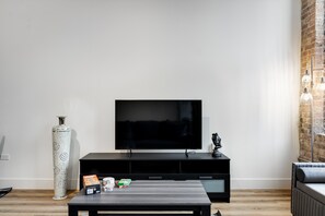 TV, offices - River North Rooftop With In and Out Parking 6 (Chicago)