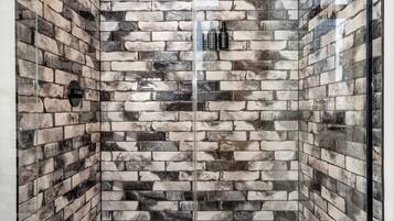 Regadera, secadora de cabello, toallas