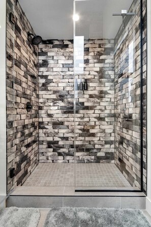 Douche, sèche-cheveux, serviettes fournies