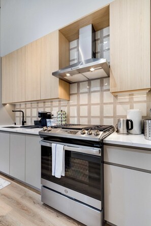 Réfrigérateur, four à micro-ondes, un four, surface de cuisson