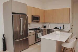 Geladeira, micro-ondas, fogão, cooktop