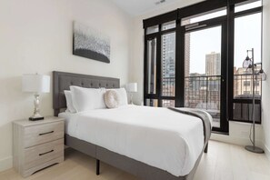 3 室のベッドルーム、デスク、アイロン / アイロン台、旅行用ベビーベッド