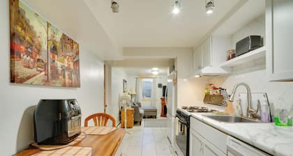 Walk to Lake George: Guest Suite in Oak Grove