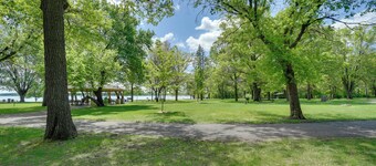 Walk to Lake George: Guest Suite in Oak Grove