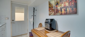 Walk to Lake George: Guest Suite in Oak Grove
