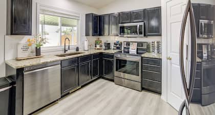 7 Mi to Dtwn: Charming Retreat w/ Yard in Boise