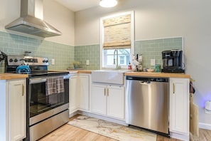 House (3 Bedrooms) | Interior - Walk to Town & River: Charming Home in North East! (North East)