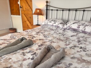 3 bedrooms, iron/ironing board, WiFi, bed sheets - Stunning Jurassic 3-bed with views over Lyme Bay. (Lyme Regis)