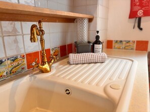 Haartrockner, Handtücher, Seife, Toilettenpapier