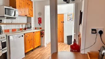 Microondas, horno y lavavajillas