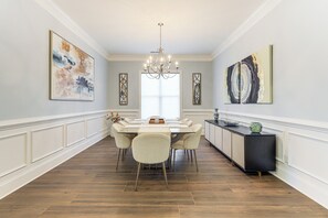 House (5 Bedrooms) | Interior