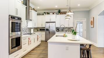 House (5 Bedrooms) | Interior