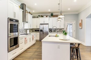House (5 Bedrooms) | Interior