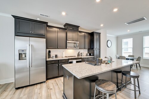 2 Mi to Uptown Charlotte: Family Townhome!