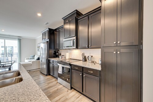 2 Mi to Uptown Charlotte: Family Townhome!