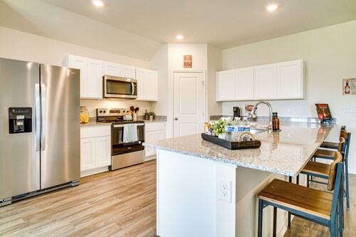 12 Mi to Avery Island: Spacious Family Home!