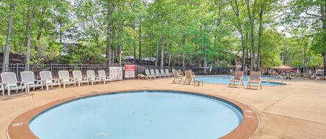 A circular pool with lounge chairs and a 'No Diving' sign.