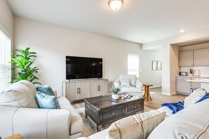 Casa (3 Bedrooms) | Zona de estar | Una televisión