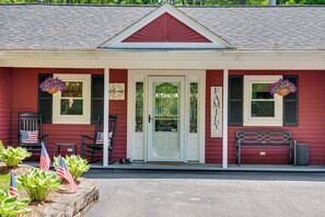 House (4 Bedrooms) | Interior - Home w/ Outdoor Entertainment Area in Ashland! (Ashland)