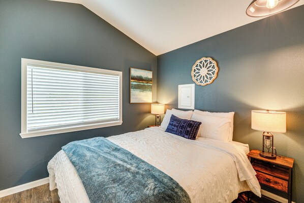 A bedroom with a bed, two bedside tables with lamps, a window with blinds, and a wall decoration. - 11 Mi to Port Townsend Ferry: Cottage w/ View! (Port Hadlock)