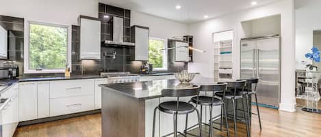 House (5 Bedrooms) | Interior