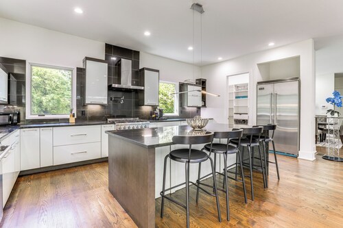 Luxe Buckhead Retreat 6 Mi to Dtwn Atlanta