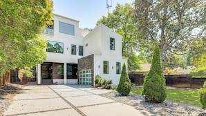 A modern two-story house with a garage, a driveway, and a well-maintained garden with trees and shrubs. - Luxe Buckhead Retreat 6 Mi to Dtwn Atlanta (Atlanta)