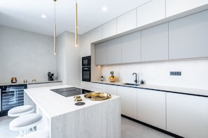 Microwave, dishwasher, coffee/tea maker, cookware/dishes/utensils - Villa Belvedere 1 Zadarvillas (Sveti Filip i Jakov)