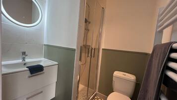 Een douche, een haardroger, handdoeken