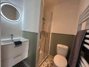 Douche, séchoir à cheveux, serviettes fournies