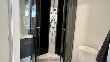 Douche, sèche-cheveux, serviettes fournies