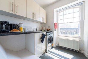 Frigorífico, microondas, horno y placa de cocina