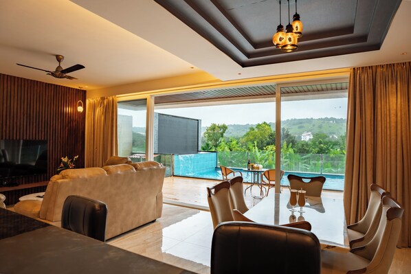 Una piscina al aire libre