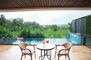 Una piscina al aire libre