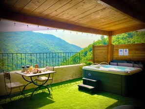 Outdoor dining - Romantic rock refuge - Private spa and exceptional panorama (Vallées-d'Antraigues-Asperjoc)
